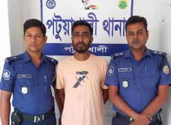 পটুয়াখালীর দক্ষিন জনপদের কুখ্যাত ডাকাত সরদার মানিক আটক।