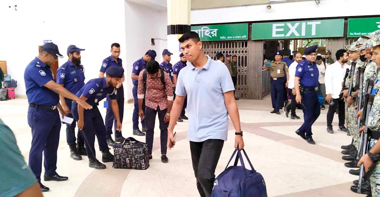 ট্রেনে বিলম্ব ঈদযাত্রা : ভোগান্তিতে যাত্রীরা