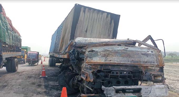 কাভার্ড ভ্যান ও ট্রাকের সংঘর্ষে  টাঙ্গাইলে নিহত ১