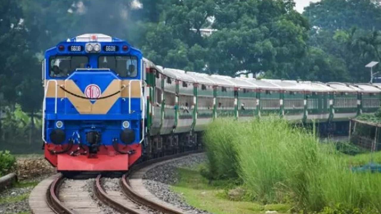 পাঁচ ঘণ্টা পর ঢাকার সাথে উত্তরবঙ্গের রেল যোগাযোগ স্বাভাবিক