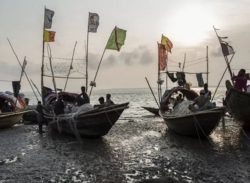 সমুদ্রে মাছ শিকারে নিষেধাজ্ঞা, তীরে ফিরছেন জেলেরা