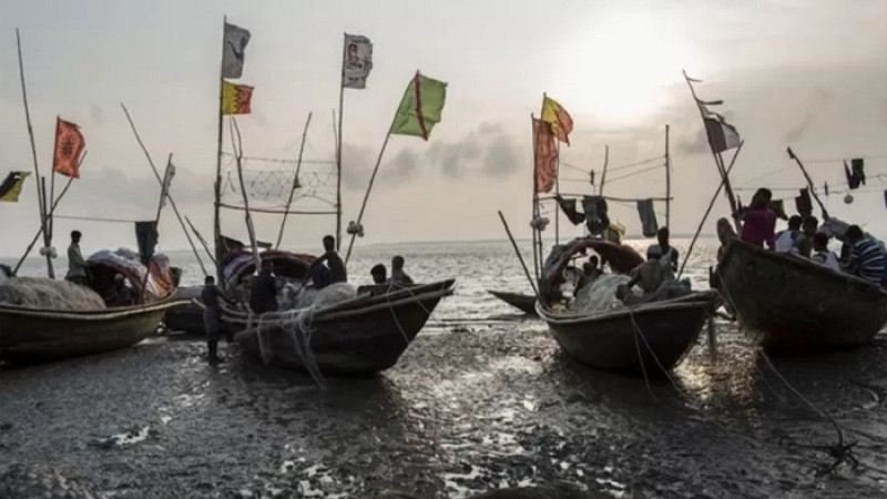 সমুদ্রে মাছ শিকারে নিষেধাজ্ঞা, তীরে ফিরছেন জেলেরা