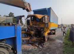 টাঙ্গাইলে লরির পেছনে কাভার্ডভ্যানের ধাক্কা, চালক ও হেলপার নিহত