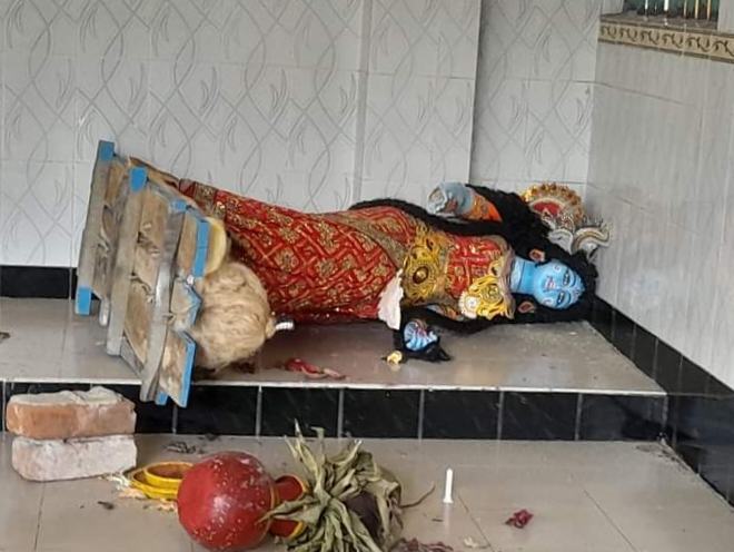 কলাপাড়ায় মন্দিরের প্রতিমা ভেঙে স্বর্নের চোখ নিয়ে গেছে দূর্বৃত্ত।