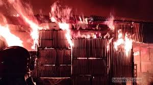 গাজীপুরে অগ্নিকাণ্ড: ৩ কলোনির শতাধিক বসতঘর-দোকান ভস্মীভূত