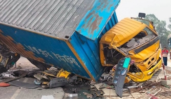 কালিয়াকৈরে কাভার্ডভ্যান ও অটোরিকশার মুখোমুখি সংঘর্ষ, নিহত ১