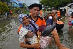 ইন্দোনেশিয়ায় বন্যা ও ভূমিধস : নিহত ১৫
