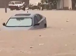 ভারী বৃষ্টিপাতে ডুবে গেছে সৌদি আরবের রাস্তাঘাট