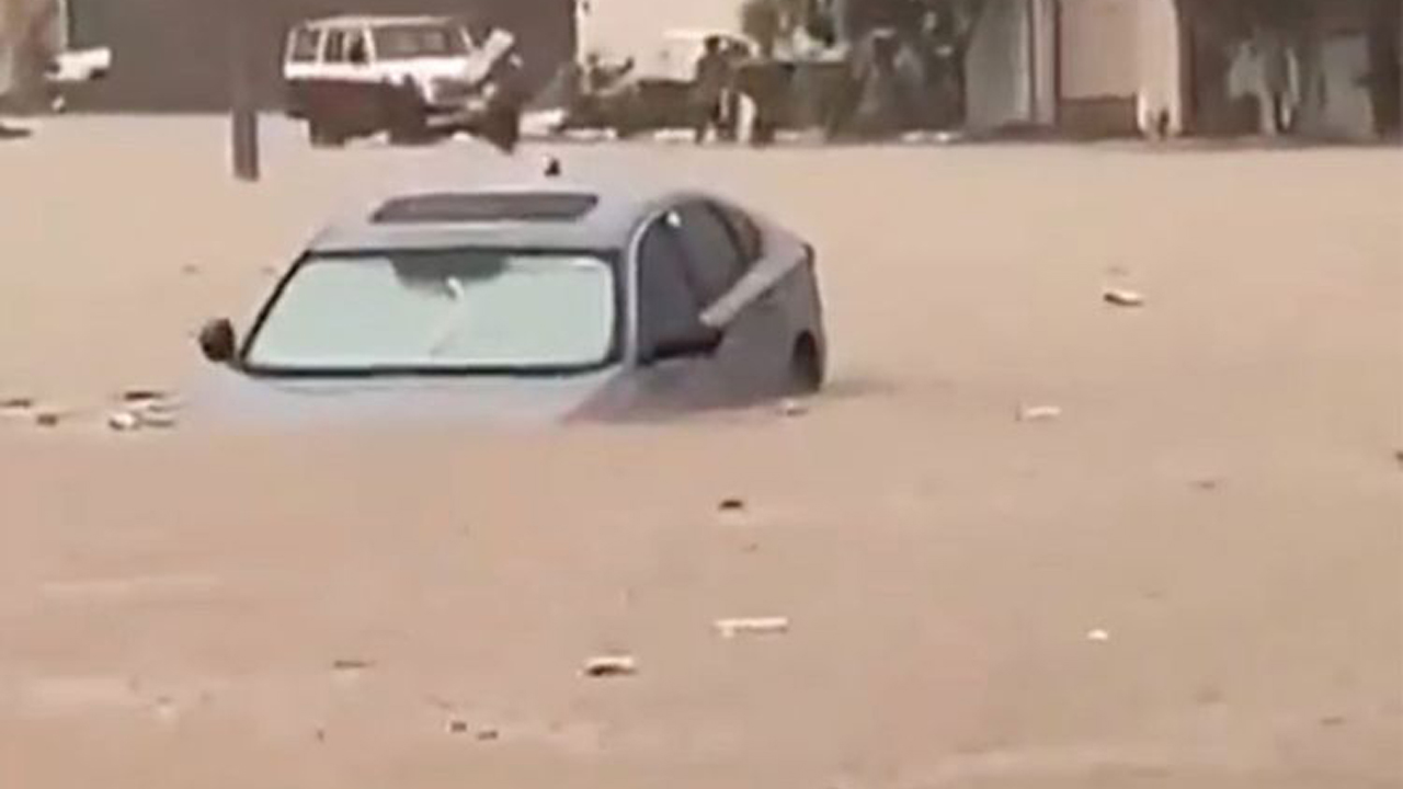 ভারী বৃষ্টিপাতে ডুবে গেছে সৌদি আরবের রাস্তাঘাট