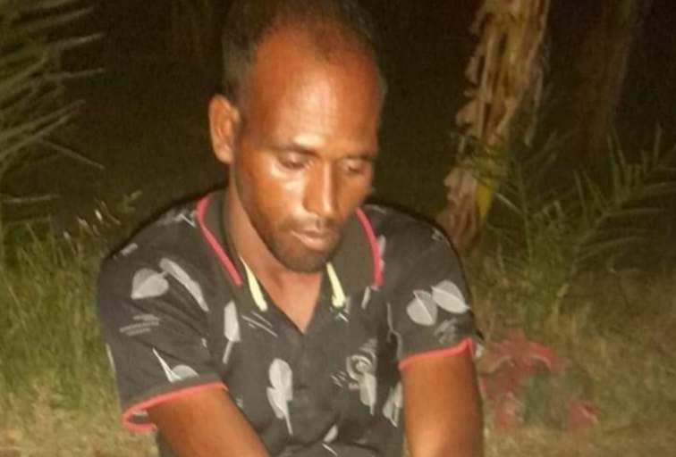 মানবতা যেখানে নিরবে কাঁদে, চুরির অপবাদে জেলেকে হাত পা বেঁধে মারধর