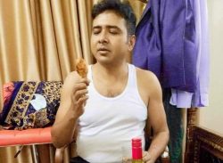 আ’লীগ নেতা ও উপজেলা চেয়ারম্যান প্রার্থী বাছেদ সরদার এর মদ্যপানের ছবি ফেসবুকে ভাইরাল।