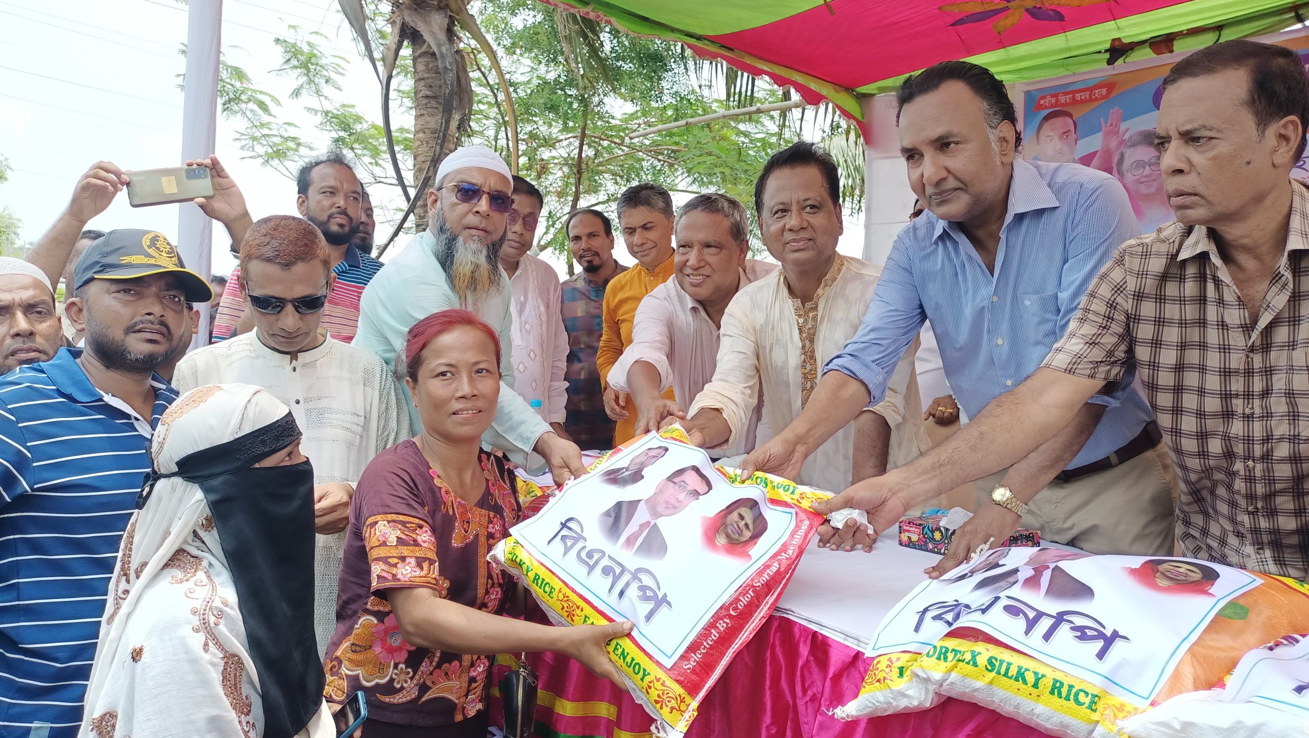 ঘুর্ণিঝড় রিমালে ক্ষতিগ্রস্ত এলাকায় ত্রান নিয়ে বিএনপির কেন্দ্রীয় নেতৃবৃন্দ 