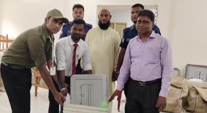 কলাপাড়ায় রাত পোহালেই ভোট, কেন্দ্রে কেন্দ্রে পাঠানো হচ্ছে ভোট গ্রহনের সরঞ্জাম