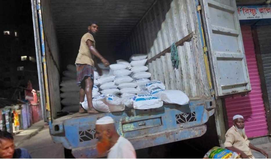 লক্ষ্মীপুরে চোরাইপথে আসছে ভারতীয় নিন্মমানের চিনির চালান
