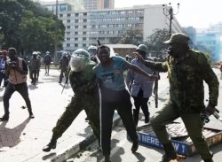 কেনিয়ায় পার্লামেন্ট ভবনে ঢুকে বিক্ষোভ, পুলিশের গুলিতে নিহত ১৩