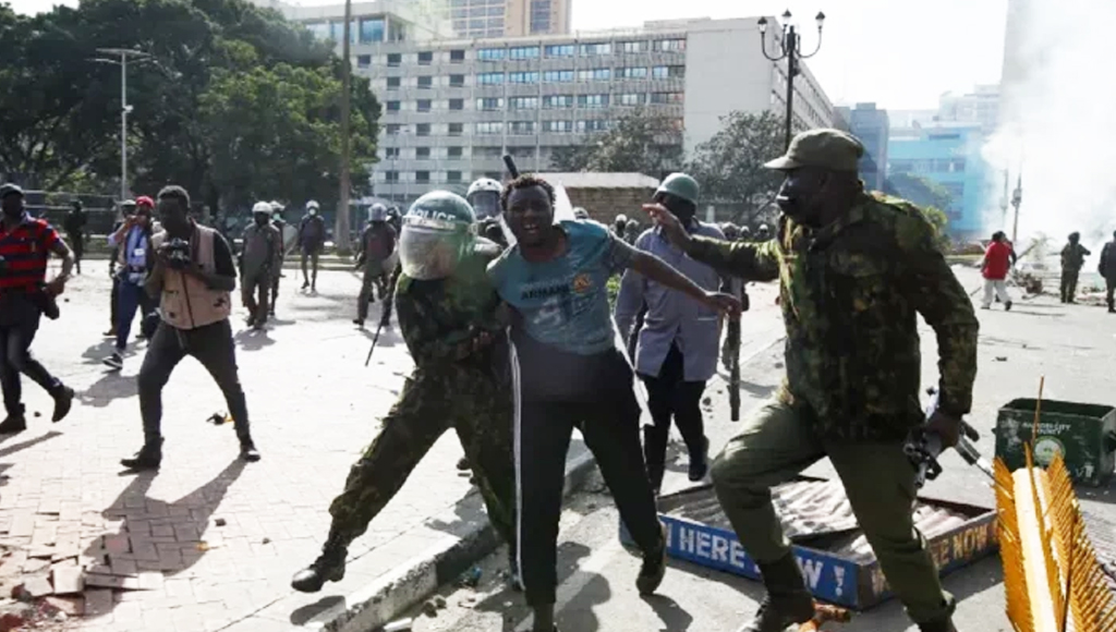 কেনিয়ায় পার্লামেন্ট ভবনে ঢুকে বিক্ষোভ, পুলিশের গুলিতে নিহত ১৩
