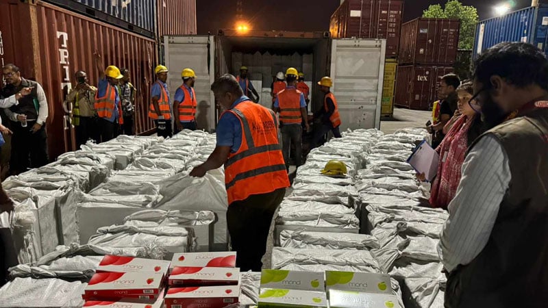 চট্টগ্রাম বন্দরে মিথ্যা ঘোষণায় আনা ৫০ লাখ বিদেশি সিগারেট জব্দ