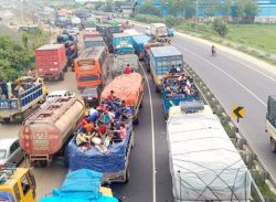 ঈদ ঘিরে ঢাকা-টাঙ্গাইল মহাসড়কের ১৩ কি.মি জুড়ে দীর্ঘ যানজট