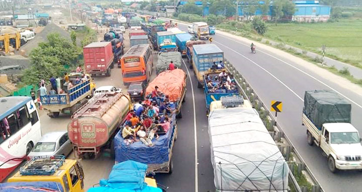 ঈদ ঘিরে ঢাকা-টাঙ্গাইল মহাসড়কের ১৩ কি.মি জুড়ে দীর্ঘ যানজট