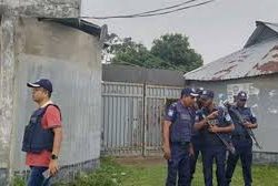 নেত্রকোণায় জঙ্গি আস্তানা সন্দেহে পুলিশের বাড়ি ঘেরাও