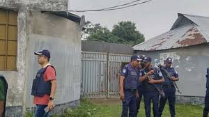 নেত্রকোণায় জঙ্গি আস্তানা সন্দেহে পুলিশের বাড়ি ঘেরাও