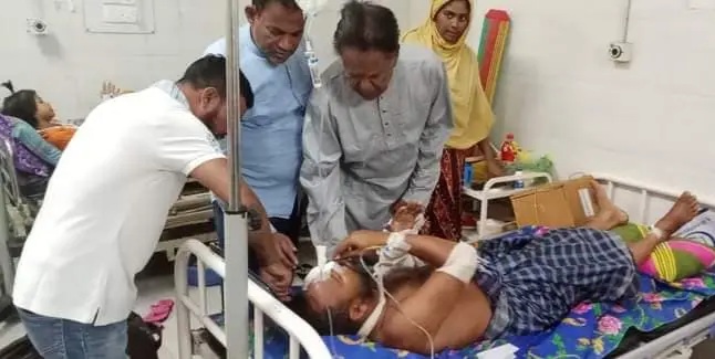 কলাপাড়ায় নির্বাচন পরবর্তী সহিংসতায় গুরুতর আহত মোকছেদ’র পাশে উপজেলা চেয়ারম্যান।