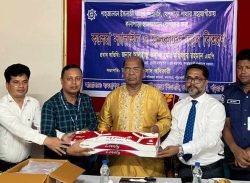 কলাপাড়া স্বাস্থ্য কমপ্লেক্সে কলেরা স্যালাইন ও সিলিং ফ্যান দিলেন প্রতিমন্ত্রী মহিব। 