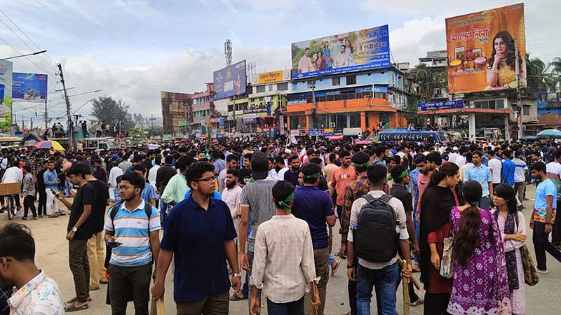 শিক্ষার্থীদের বিক্ষোভে অচল বরিশাল শহর