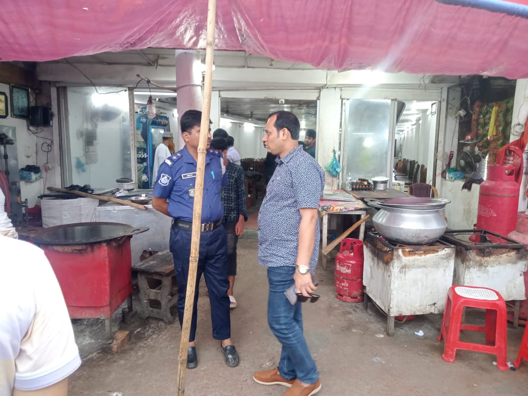 কুয়াকাটায় ময়লা-আবর্জনা সমুদ্র ফেলা ও অস্বাস্থ্যকর খাবার, দুই হোটেলকে তিন লাখ জরিমানা