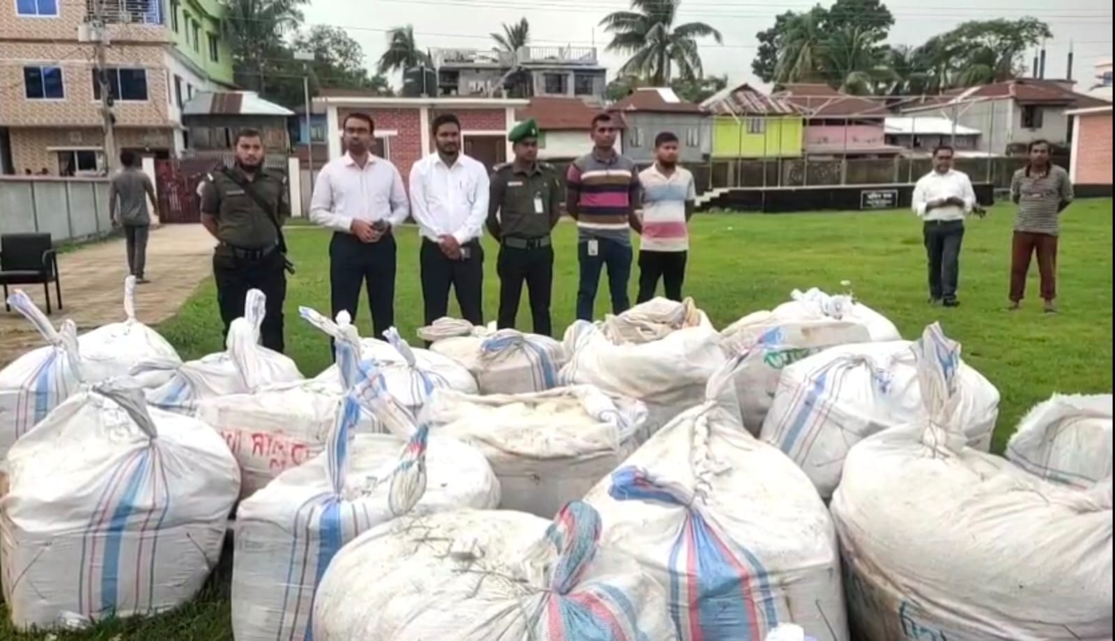 কলাপাড়ায় ৮০ মন লইট্যা ও ২ মন ইলিশ সহ ২ টি পিকআপ জব্দ, ১১ মাছ ব্যবসায়ীকে ৫৫ হাজার টাকা জরিমানা