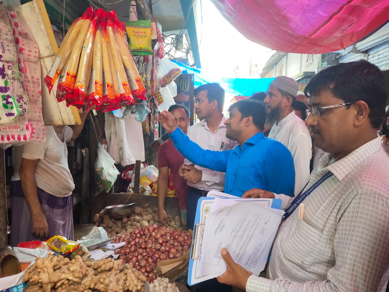 কলাপাড়ায় পঁচা, বাসি খাবার ও অতিরিক্ত মূল্যে পন্য বিক্রির দায়ে ১০ ব্যবসা প্রতিষ্ঠানকে ভোক্তা অধিদপ্তর’র জরিমানা। 
