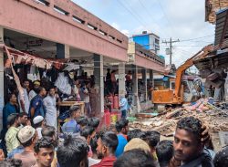 কলাপাড়ায় অবৈধভাবে বহুতল স্থায়ী স্থাপনা ভেঙে দিলো প্রশাসন