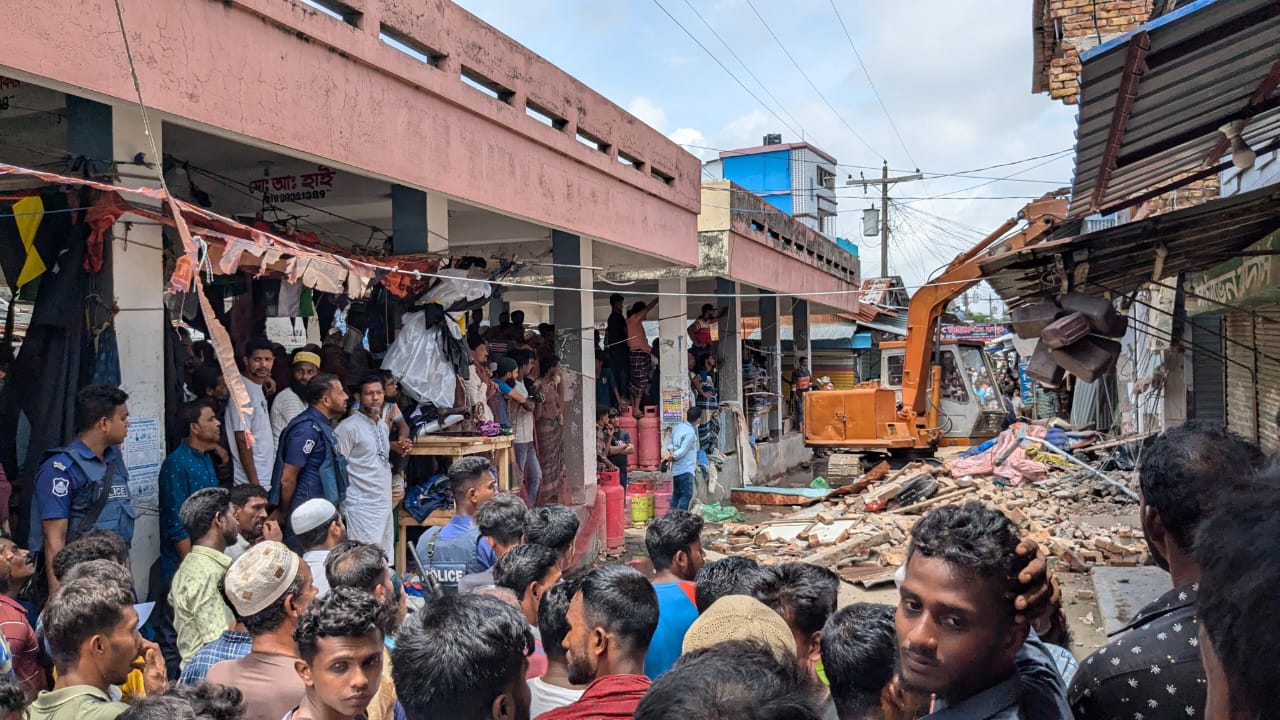 কলাপাড়ায় অবৈধভাবে বহুতল স্থায়ী স্থাপনা ভেঙে দিলো প্রশাসন