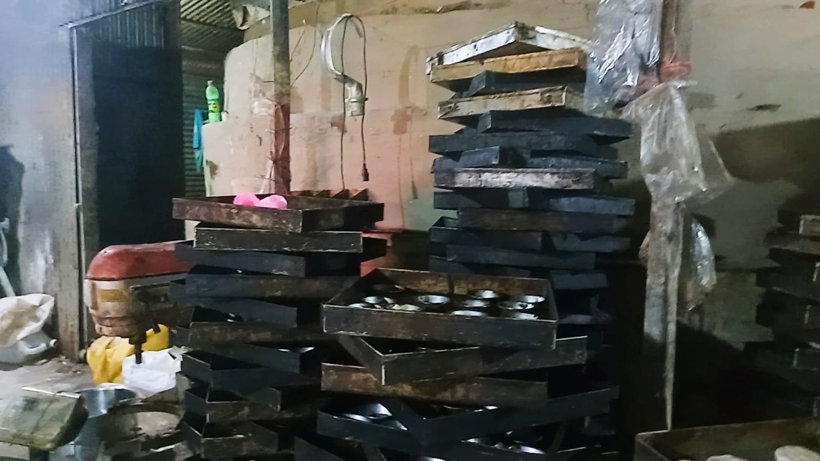 কাশিয়ানীতে অস্বাস্থ্যকর পরিবেশে নিষিদ্ধ কেমিক্যাল মিশিয়ে তৈরি হচ্ছে  বেকারী পন্য- ,স্বাস্থ্য ঝুঁকিতে সাধারণ  মানুষ।