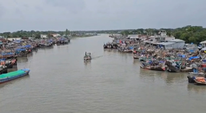 কলাপাড়া উপকূলে একটানা ভারী বৃষ্টিপাত।।জনজীবনে ভোগান্তি, বন্দরে তিন নম্বর সতর্ক সংকেত/