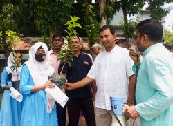 গোপালগঞ্জের কাশিয়ানীতে শিক্ষার্থীদের মাঝে  ১২০০ বনজও ফলজ গাছের চারা বিতরণ। 