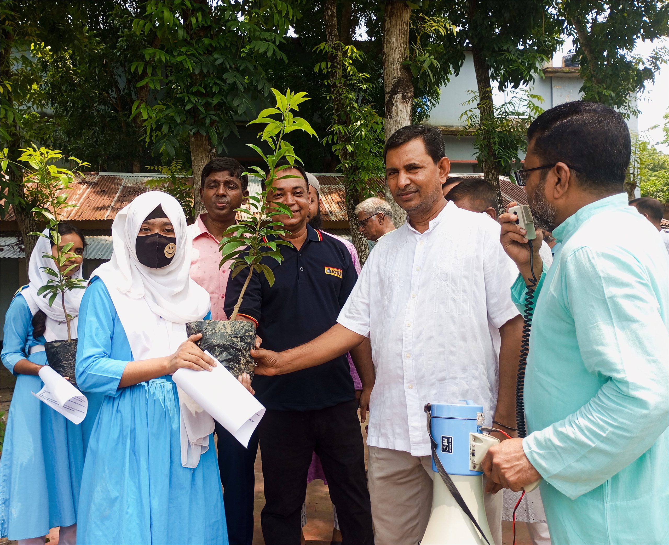 গোপালগঞ্জের কাশিয়ানীতে শিক্ষার্থীদের মাঝে  ১২০০ বনজও ফলজ গাছের চারা বিতরণ। 