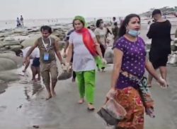 কুয়াকাটায় তৃতীয় লিঙ্গের মানুষদের সৈকত পরিচ্ছন্নতা অভিযান/