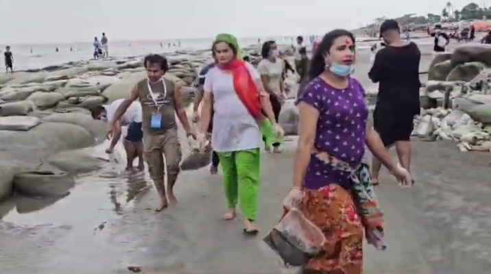 কুয়াকাটায় তৃতীয় লিঙ্গের মানুষদের সৈকত পরিচ্ছন্নতা অভিযান/