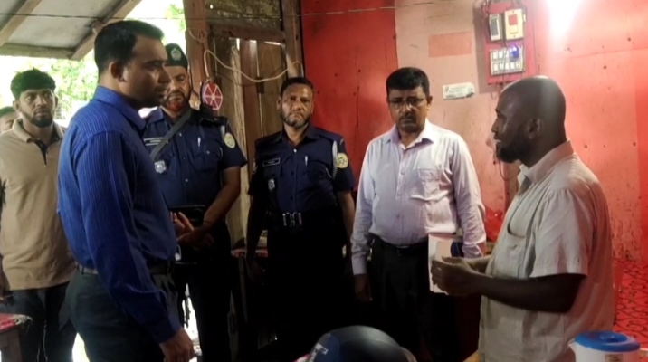 কলাপাড়ায় পঁচা মুরগী সংরক্ষনের দায়ে খাবার হোটেল ব্যবসায়ীকে ১ মাসের জেল