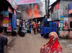 লক্ষ্মীপুরের মজুচৌধুরীরঘাটে ভয়াবহ আগুন,১৫ ব্যবসা প্রতিষ্ঠানের ক্ষতি প্রায় ২০ কোটি