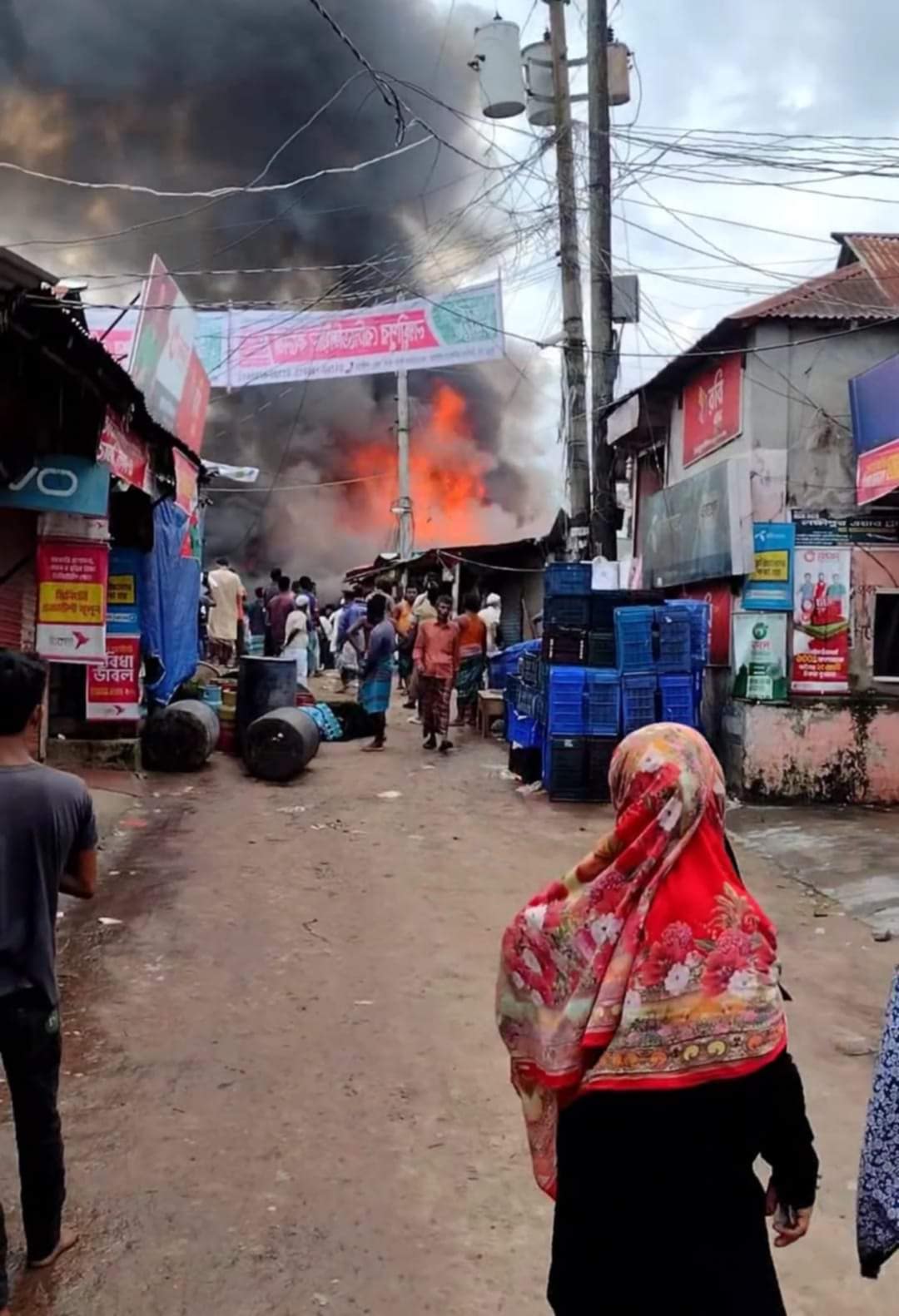 লক্ষ্মীপুরের মজুচৌধুরীরঘাটে ভয়াবহ আগুন,১৫ ব্যবসা প্রতিষ্ঠানের ক্ষতি প্রায় ২০ কোটি