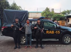 উখিয়ায় ৪ কোটি টাকার আইস,দেশীয় অস্ত্রসহ রোহিঙ্গা সন্ত্রাসী গ্রেপ্তার