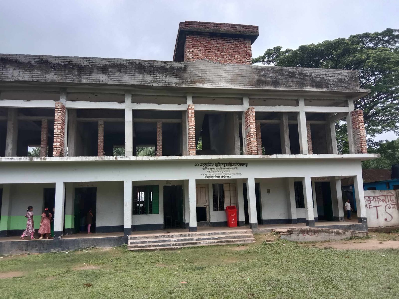 ত্রিশাল আমিরাবাড়ী সরকারি প্রাথমিক বিদ্যালয় এখন নেশাখোরদের আড্ডা খানা