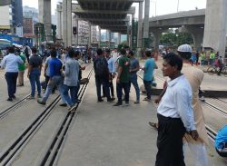 মহাখালীতে অবরোধ, ঢাকার সঙ্গে সারা দেশের রেলযোগাযোগ বন্ধ