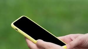 হারানো মোবাইল ফোন উদ্ধার করে মালিকের হাতে তুলে দিল পুলিশ