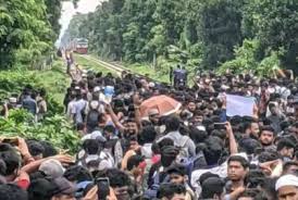 চট্টগ্রামে শিক্ষার্থীদের সড়ক ও রেলপথ অবরোধ, যান চলাচল বন্ধ