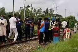 নরসিংদীতে ট্রেনে কাটা পড়ে নিহত ৫, পুলিশের ধারণা ট্রেন থেকে পড়ে গিয়ে মৃত্যু