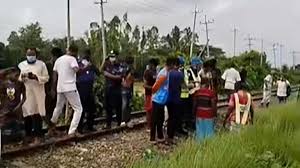 নরসিংদীতে ট্রেনে কাটা পড়ে নিহত ৫, পুলিশের ধারণা ট্রেন থেকে পড়ে গিয়ে মৃত্যু