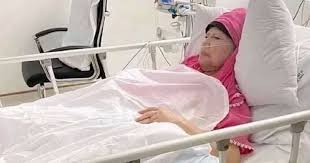 গভীর রাতে অ্যাম্বুলেন্সে করে হাসপাতালে খালেদা জিয়া